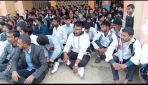 Angry with the transfer of his beloved teacher, the students of Tilakamanjhi University