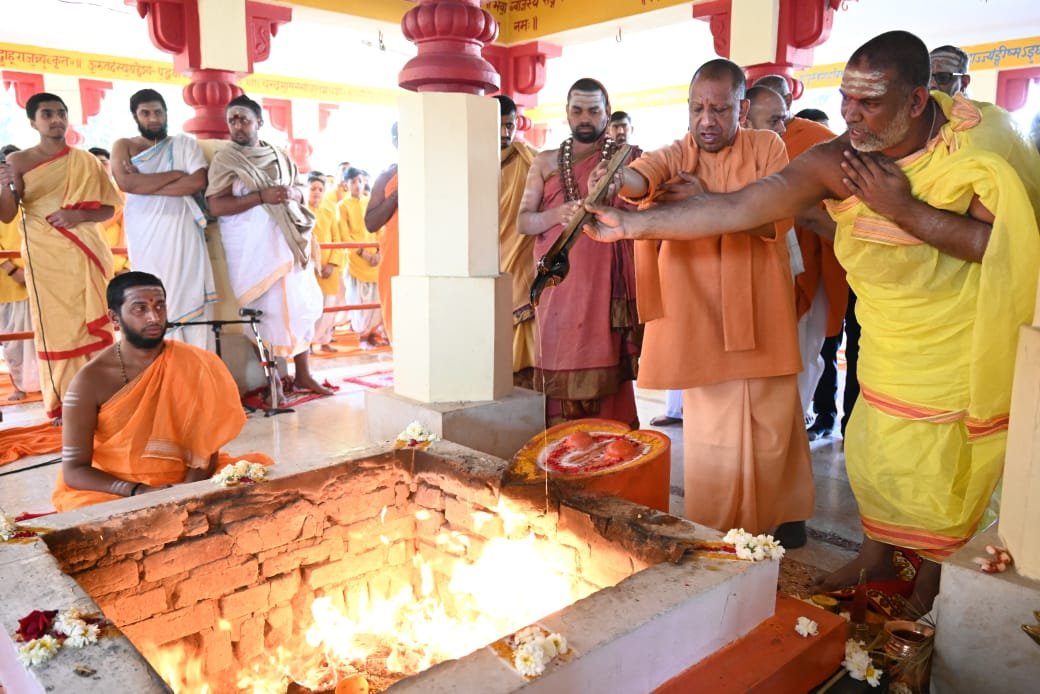 CM Yogi performed Jagadguru Shankaracharya Sang for Lok Mangal and Nation Welfare
