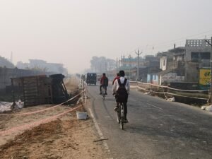Maharajganj: Truck overturned on Thoothibari-Nichalaul road, negligence of construction of NH 730S expose
