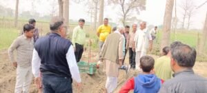 Sugarcane sowing demonstration: farmers taught higher cost tricks at low cost
