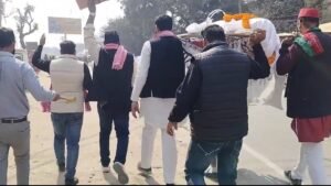 Samajwadi Party's symbolic demonstration against the Election Commission, after the Milkipur election results, the Election Commission's body will take out the protest ... See VIDEO