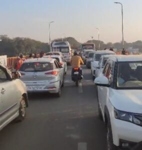 In Mahakumbh again, a long jam on major routes from the huge crowd of devotees, alert in Prayagraj and Varanasi after the Delhi stampede