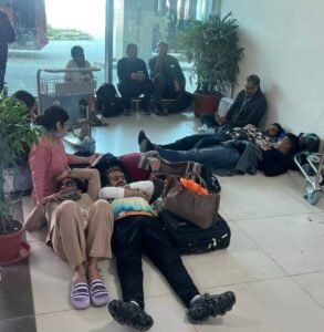 Crowd of passengers at Prayagraj Airport: Passenger sitting on the ground waiting, new challenge of crowd control at the airport with a lesson from the railway