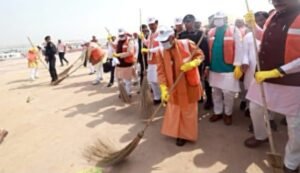 A grand closing of 45 days Mahakumbh, CM Yogi participated in Ganga Aarti and Cleanliness Campaign