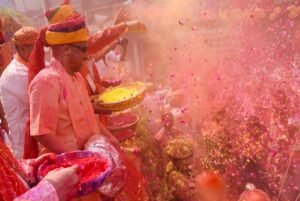 CM Yogi worshiped Holika Bhasma in Gorakhnath temple, traditional Holi celebrated with saints