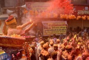 CM Yogi worshiped Holika Bhasma in Gorakhnath temple, traditional Holi celebrated with saints