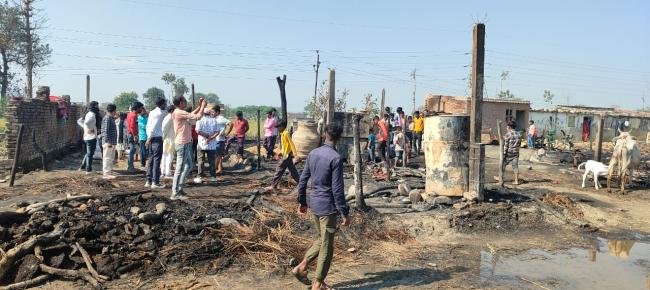 Fierce fire in Dhaurahra, eight slums burnt to ashes, Tehsil administration distributed relief materia