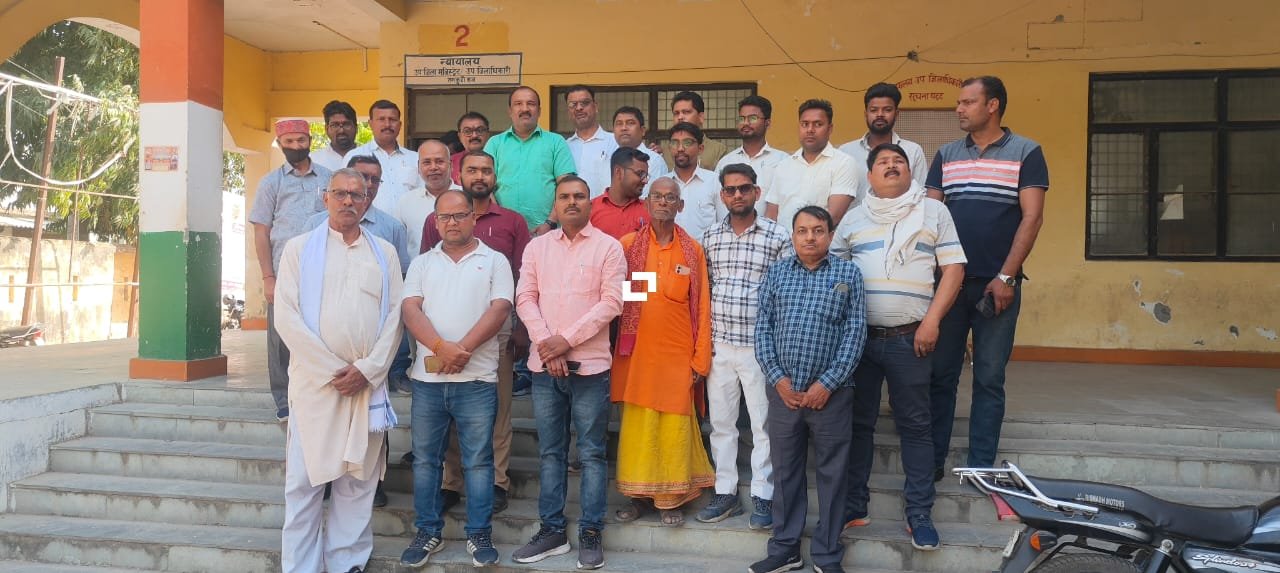 Journalists submitted memorandum addressed to Chief Minister to Naib Tehsildar