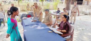 DM and SP reached Payagpur and Visheshwarganj police station to take stock of Samadhan Divas in Bahraich ... Watch VIDE