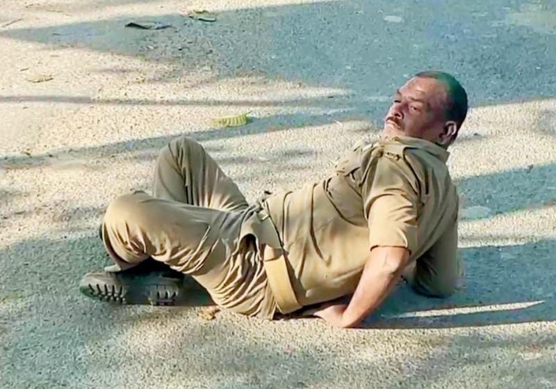 Siddharthnagar: Video of drunk soldier viral, uniform found on the road ... Watch VIDEO