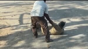 Siddharthnagar: Video of drunk soldier viral, uniform found on the road ... Watch VIDEO