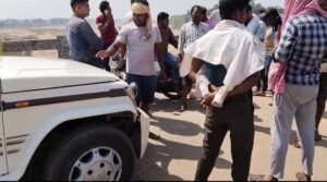 Bihar Police accused of liquor smuggling: Government car caught in Jharkhand ... see Video