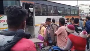 Incidents of cheating and assault of e-rickshaw drivers with Nepali passengers on the Indo-Nepal border increased ... Watch VIDEO