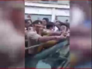 Bewafa wife murdered her husband together with lover, lawyers beat up during court appearance ... Watch VIDEO