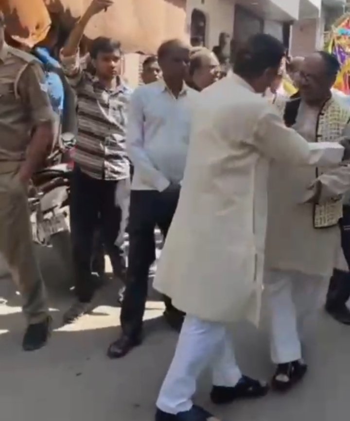 Slapping between MLA and former status minister, the video of the collision in the funeral journey viral ... Watch VIDEO
