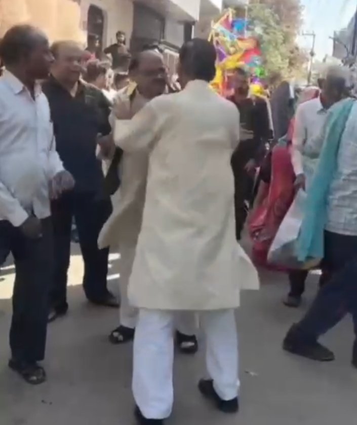 Slapping between MLA and former status minister, the video of the collision in the funeral journey viral ... Watch VIDEO