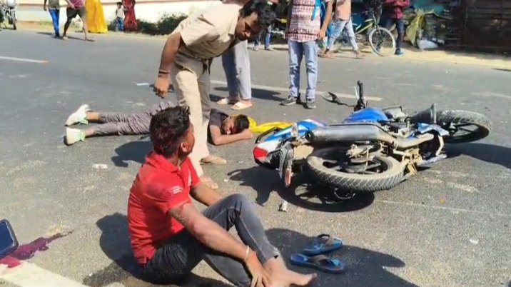 Severe road accident in Bhagalpur: Bluetooth earphone had to listen to the song heavy, one killed, two injure