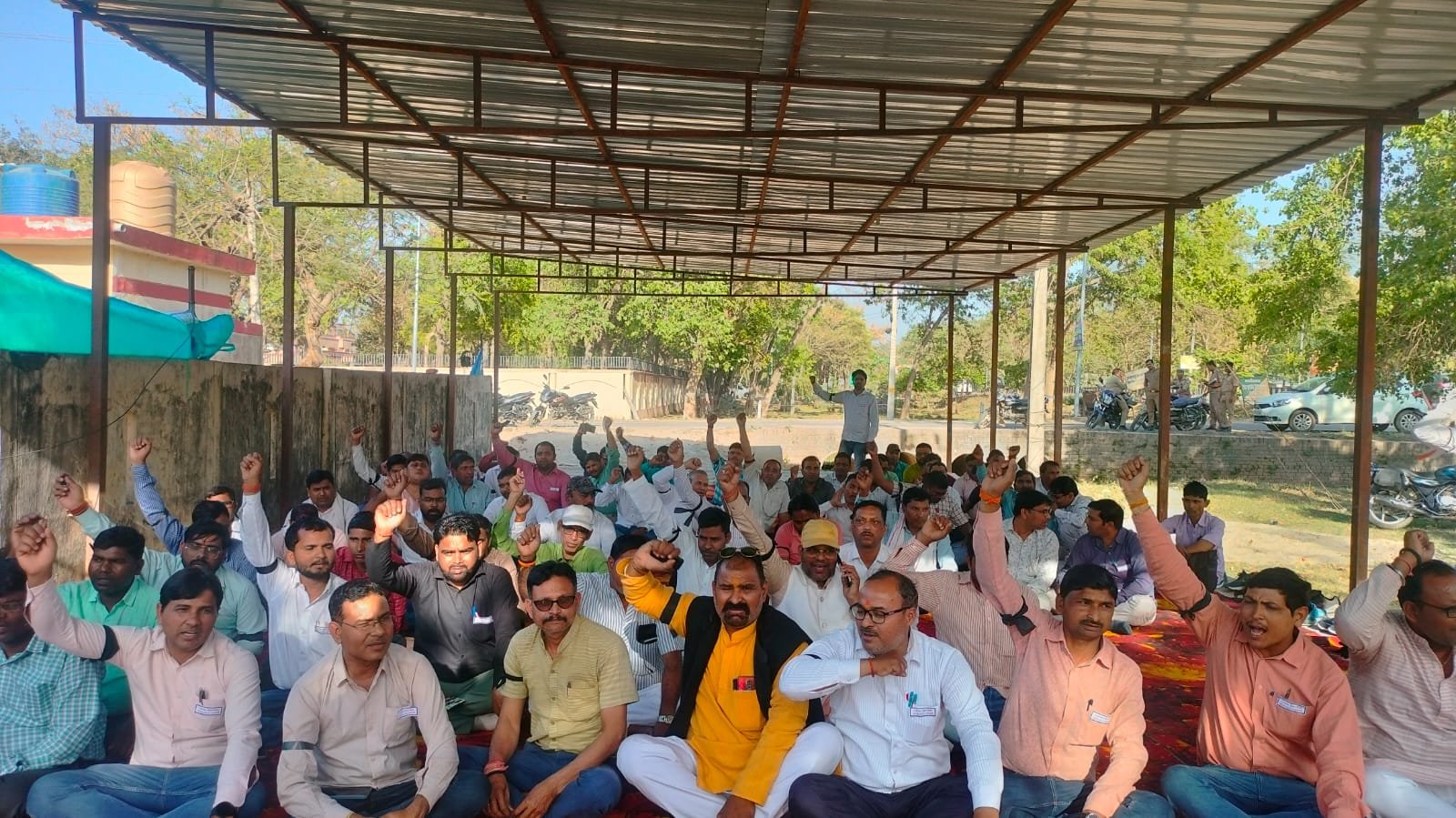 Strong demonstration in Shravasti demanding old pension restoration