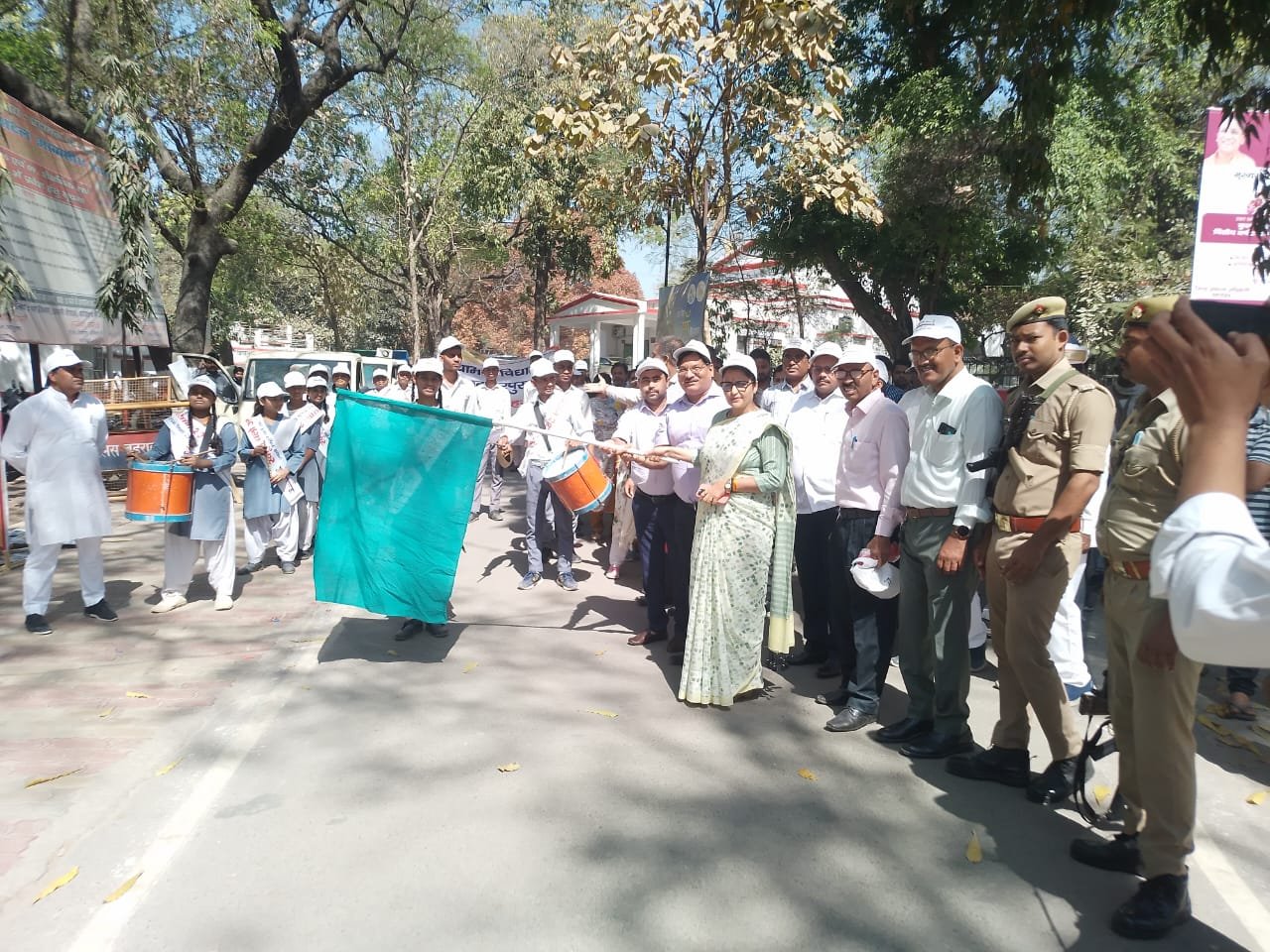 District Magistrate Monica Rani flagged off school Chalo Abhiyan in Bahraich ... Watch VIDEO