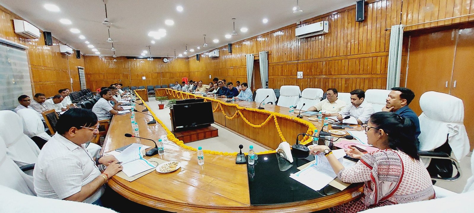 Strict action of DM Monica Rani in Bahraich: In 133, electricity, electricity officials stopped in only 57 schools