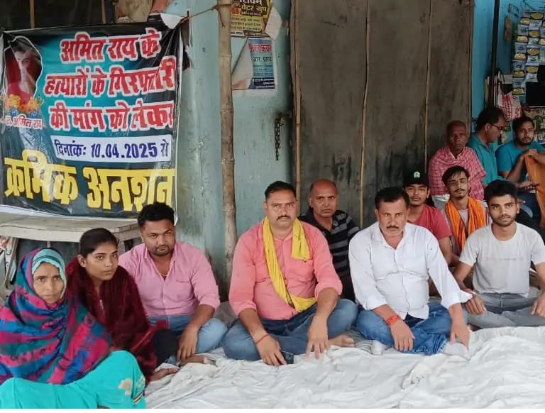 Son's killer Azad even after 20 days: Mother-daughters fast for justice at intersection