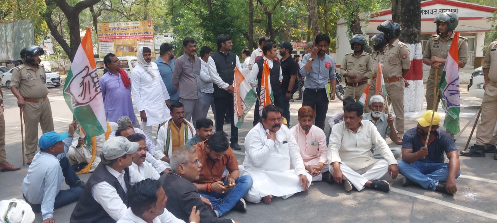 Congress's Halla Bol on National Herald case: Dharna demonstrations in Bahraich, workers warned of Jail Bharo movement