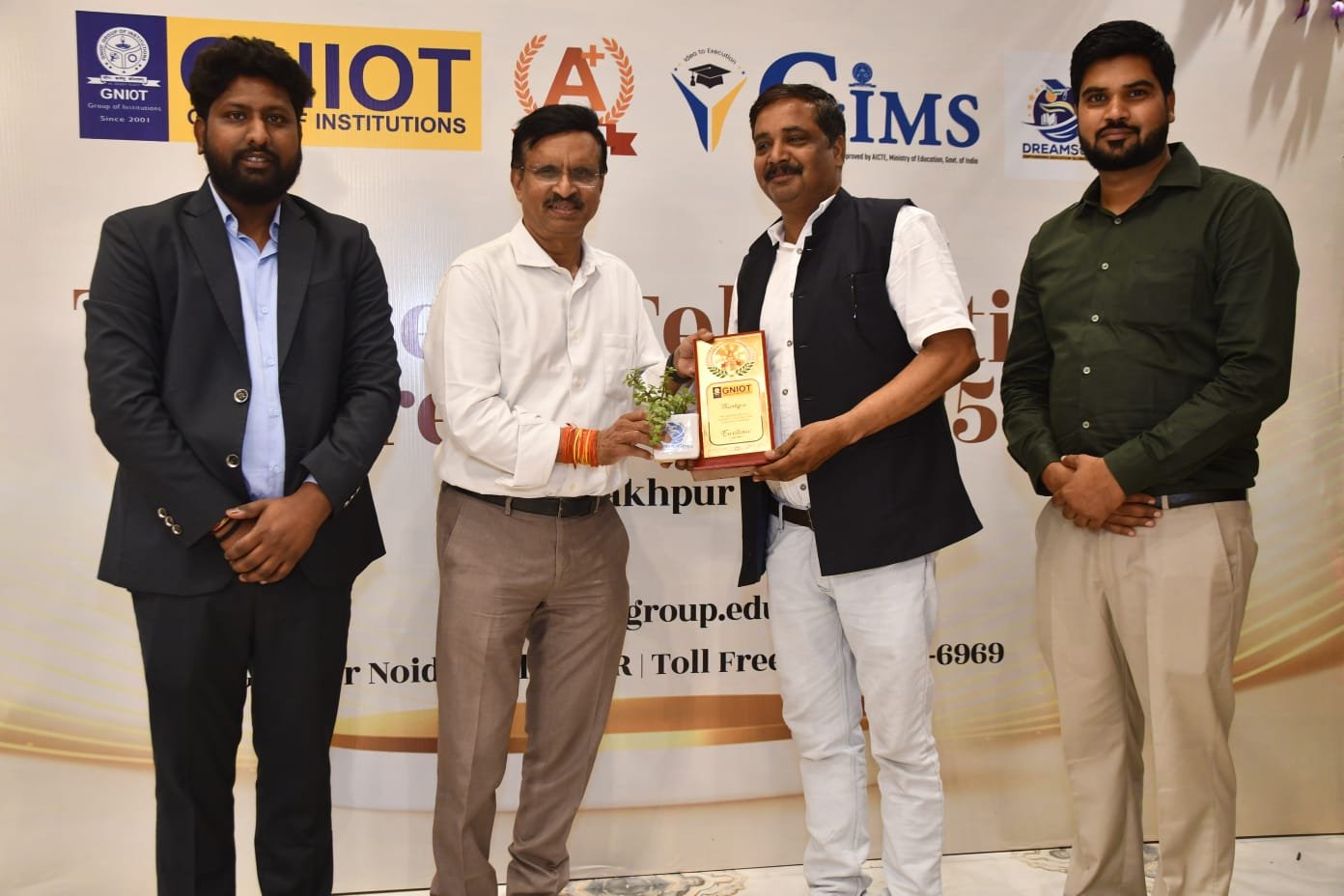 A grand event of academic honor ceremony in Gorakhpur, more than a hundred teachers were honored