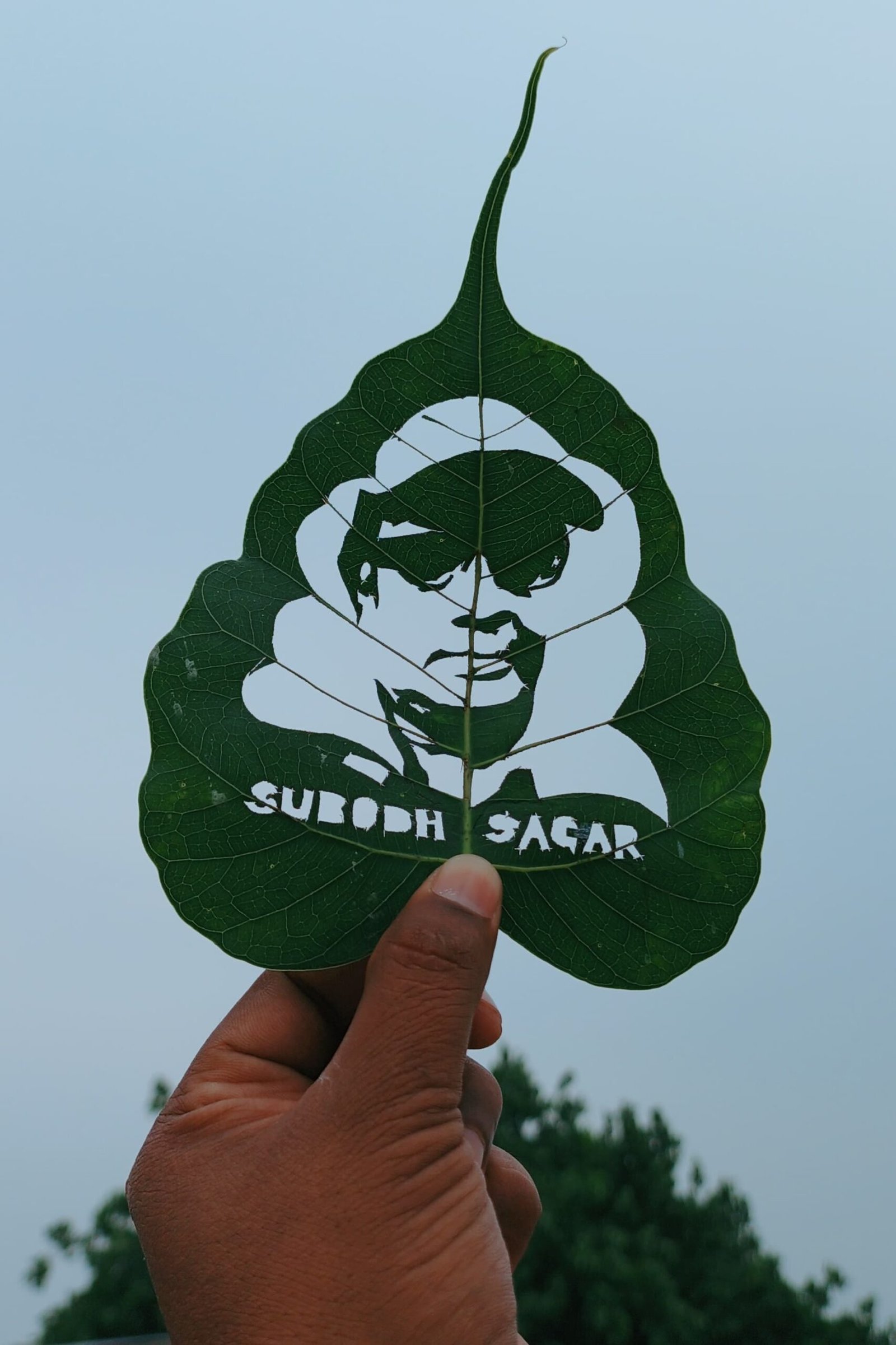 Sand artist Madhurendra put a picture of the peepal leaves, a soulful tribute to the cinematographer Subodh Sagar