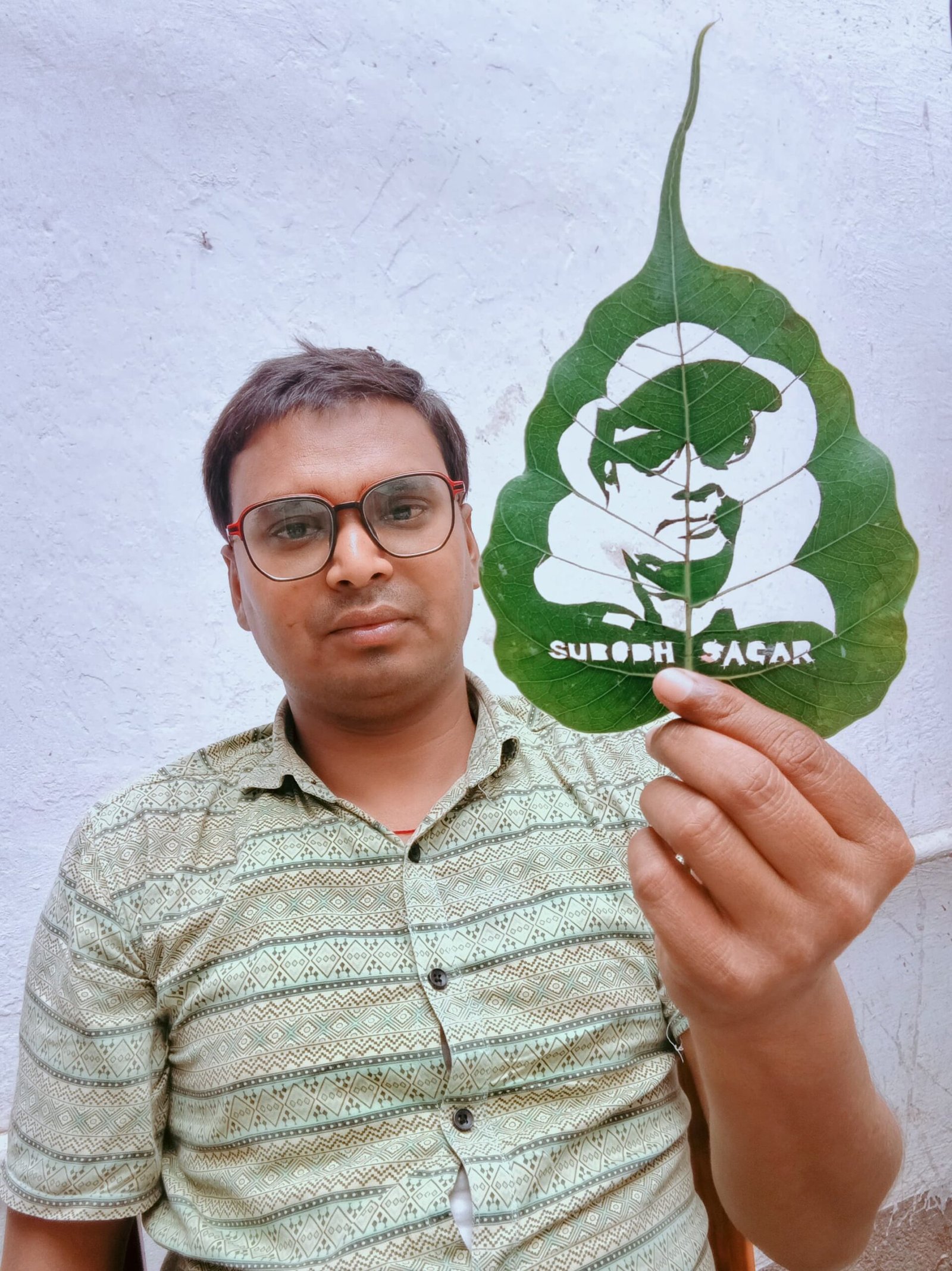 Sand artist Madhurendra put a picture of the peepal leaves, a soulful tribute to the cinematographer Subodh Sagar