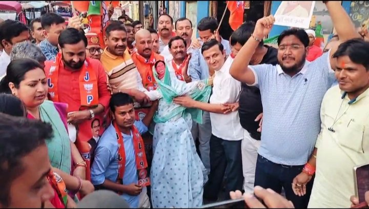 BJP erupted on the ruthless killing of Hindu family in Murshidabad, Mamata Banerjee's effigy burnt in Bhagalpu