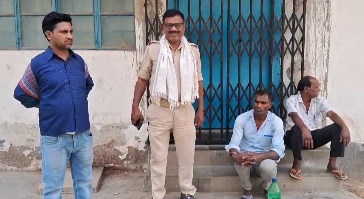 For the children to bring samosa, the accident happened while crossing the road - father lost his lif