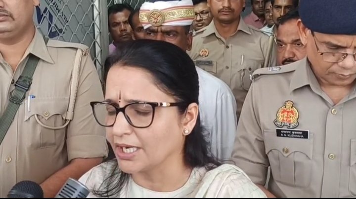 DM Monika Rani and SP Ram Nayan Singh, who came to meet the injured in a mill accident in Bahraich, instructions for better treatment ... See Video