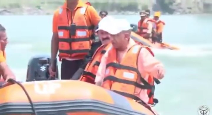 In Lakhimpur, CM Yogi inspected the dragging work of the Sharda river, instructions to intensify flood relief work ... See VIDEO