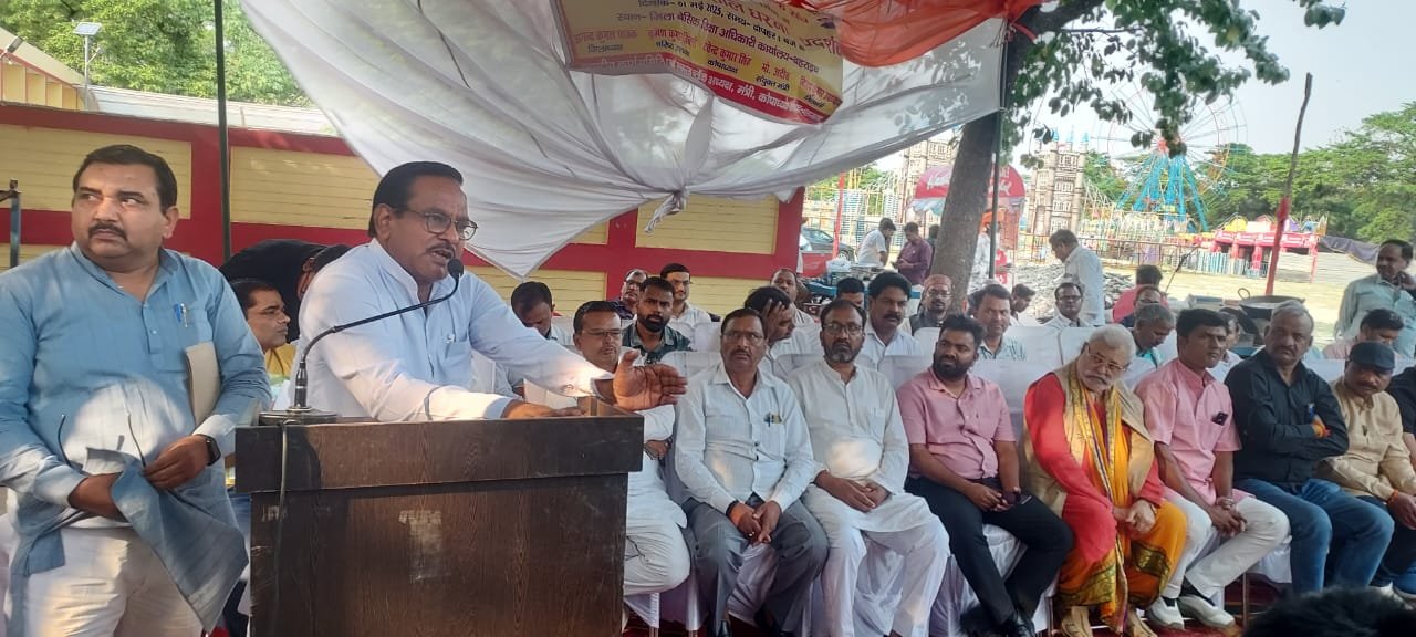 United voice of teachers: Thunder public public on Bahraich BSA office with 15 point demands