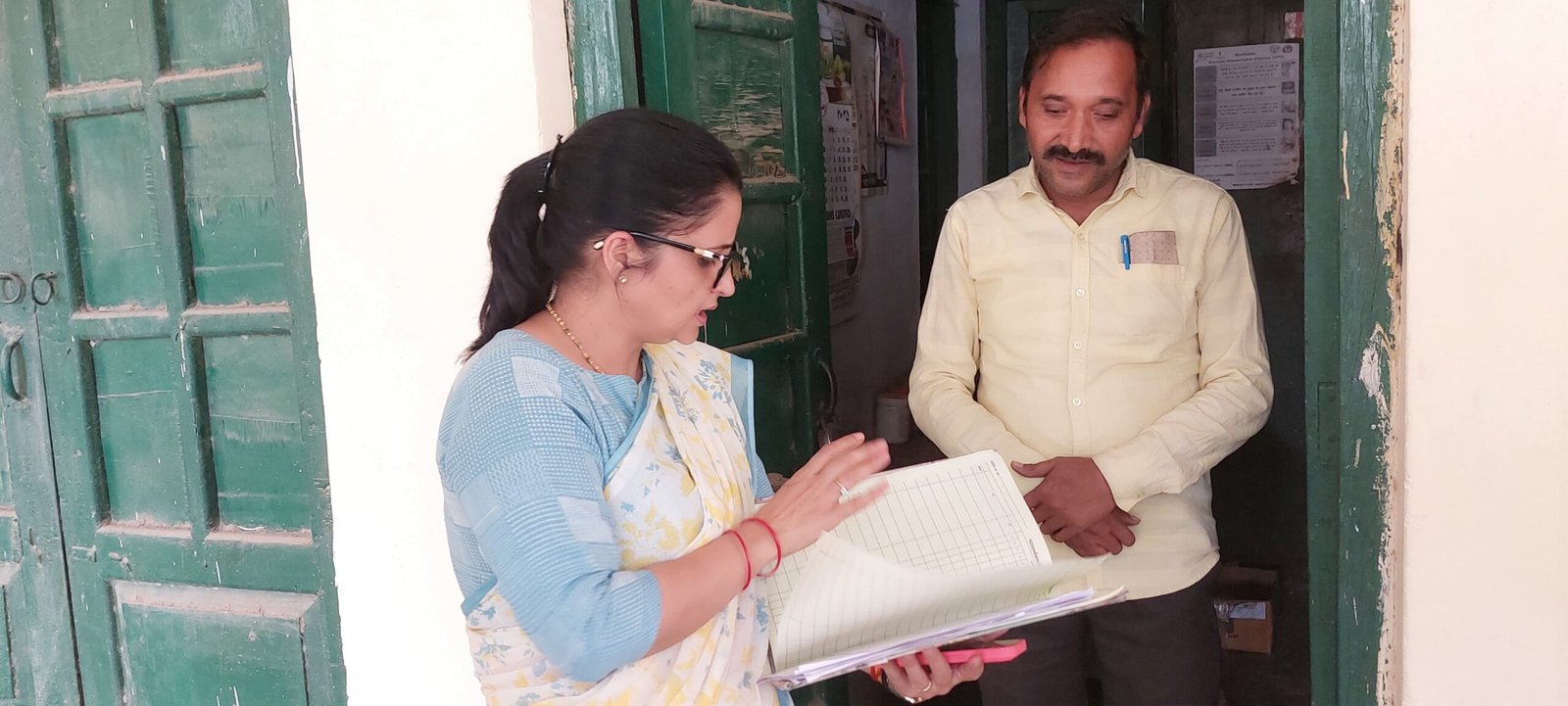 Surprise inspection of DM Monica Rani in Bahraich: Salarganj Ayushman Arogya Temple's pharmacist and in -charge stopped salary