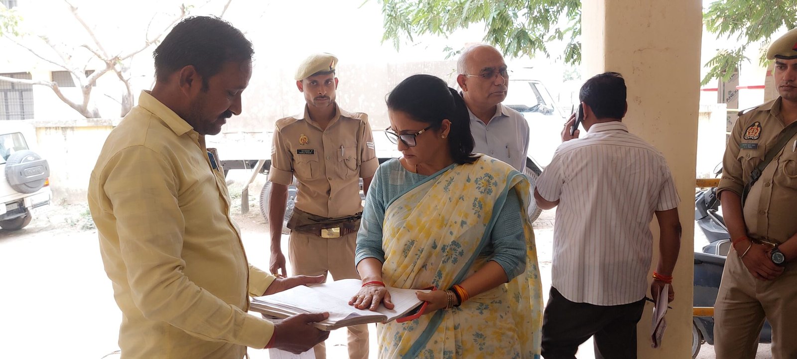 Surprise inspection of DM Monica Rani in Bahraich: Salarganj Ayushman Arogya Temple's pharmacist and in -charge stopped salary