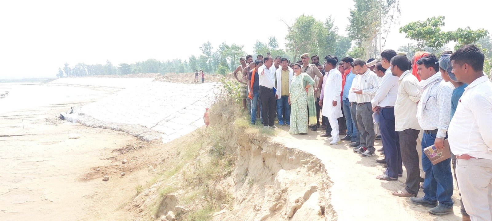 DM inspected the anti -cutting projects in Bahraich, instructions to complete the work by June 5 ... See Video
