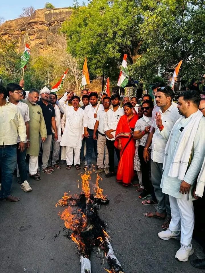 Outrage of Congress people in Katka on the insult of Veer Sainik Colonel Sophia Qureshi, BJP minister Vijay Shah's effigy burnt