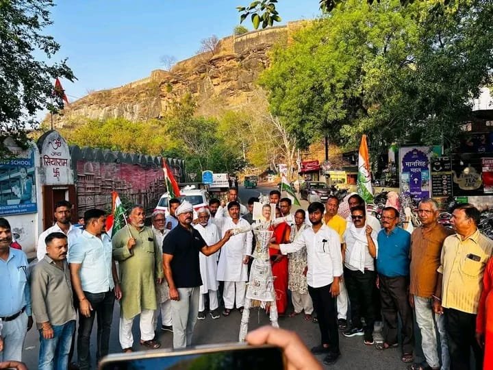 Outrage of Congress people in Katka on the insult of Veer Sainik Colonel Sophia Qureshi, BJP minister Vijay Shah's effigy burnt