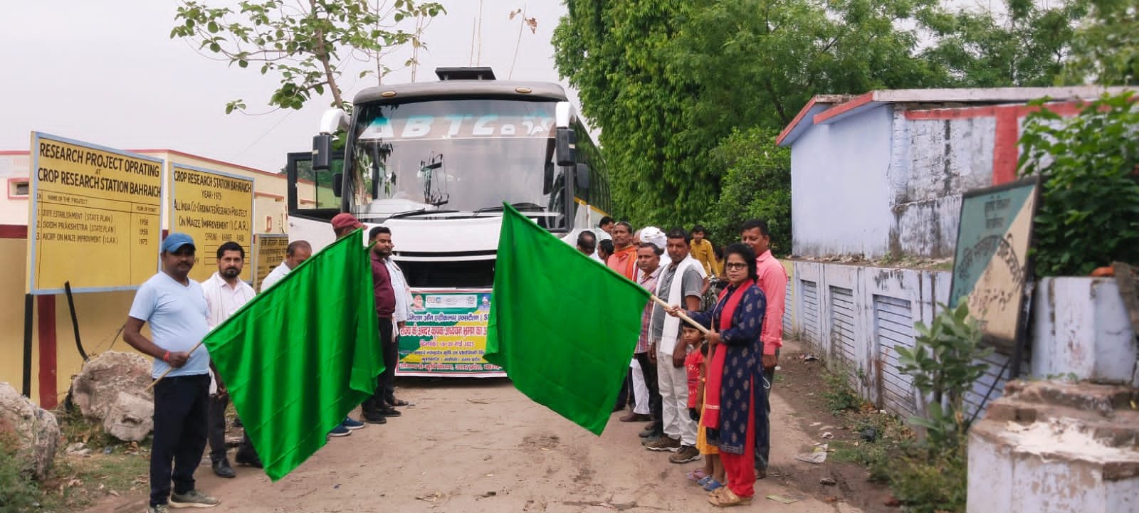 50 farmers of Bahraich left for Ayodhya to participate in the divisional kharif food productivity semina