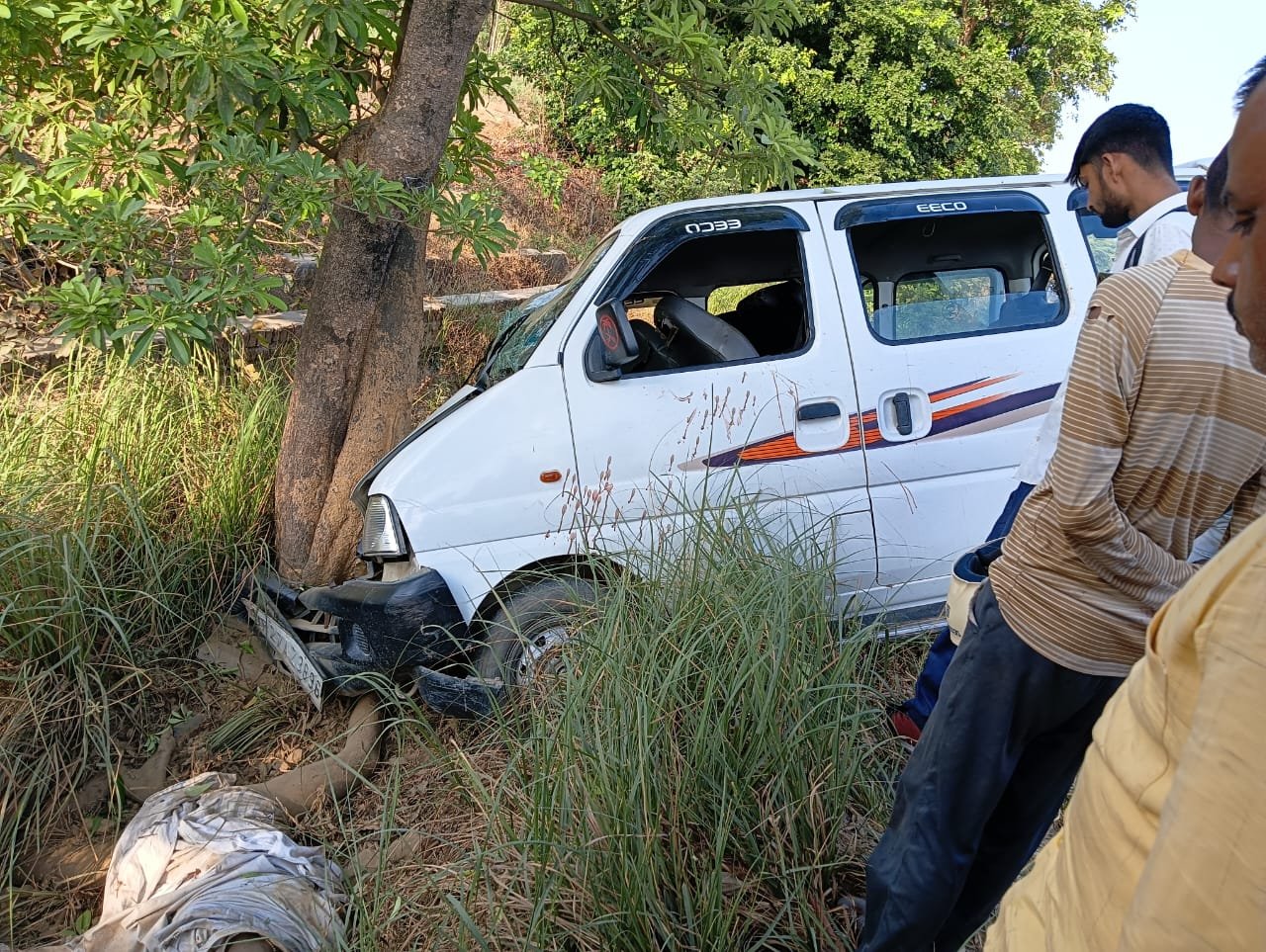 Sitapur accident: Cyclist dies on the spot, 5 passengers injured, police reached 2 hours later