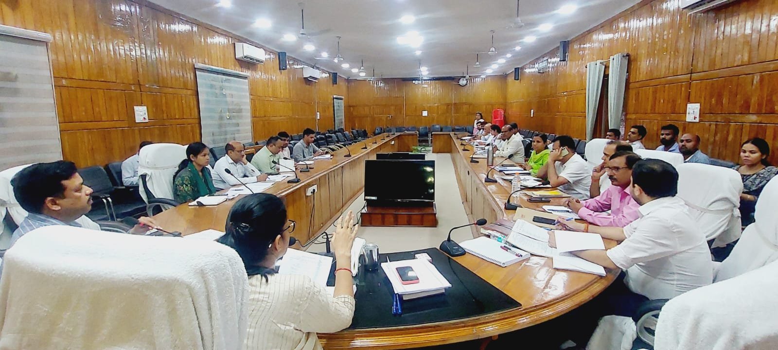 Review meeting of bodies works in Bahraich, DM gave strict instructions regarding cleanliness and schemes