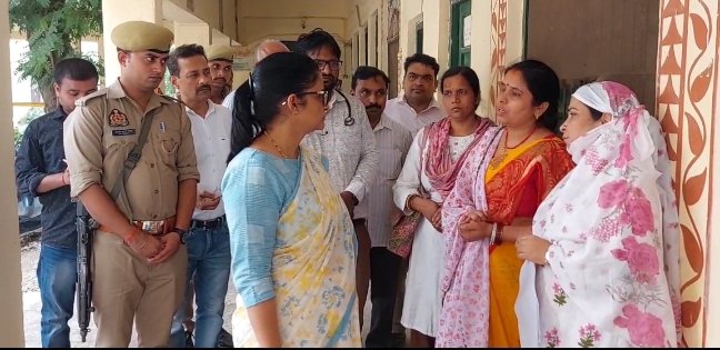 Surprise inspection of DM Monica Rani in Bahraich: Salarganj Ayushman Arogya Temple's pharmacist and in -charge stopped salary