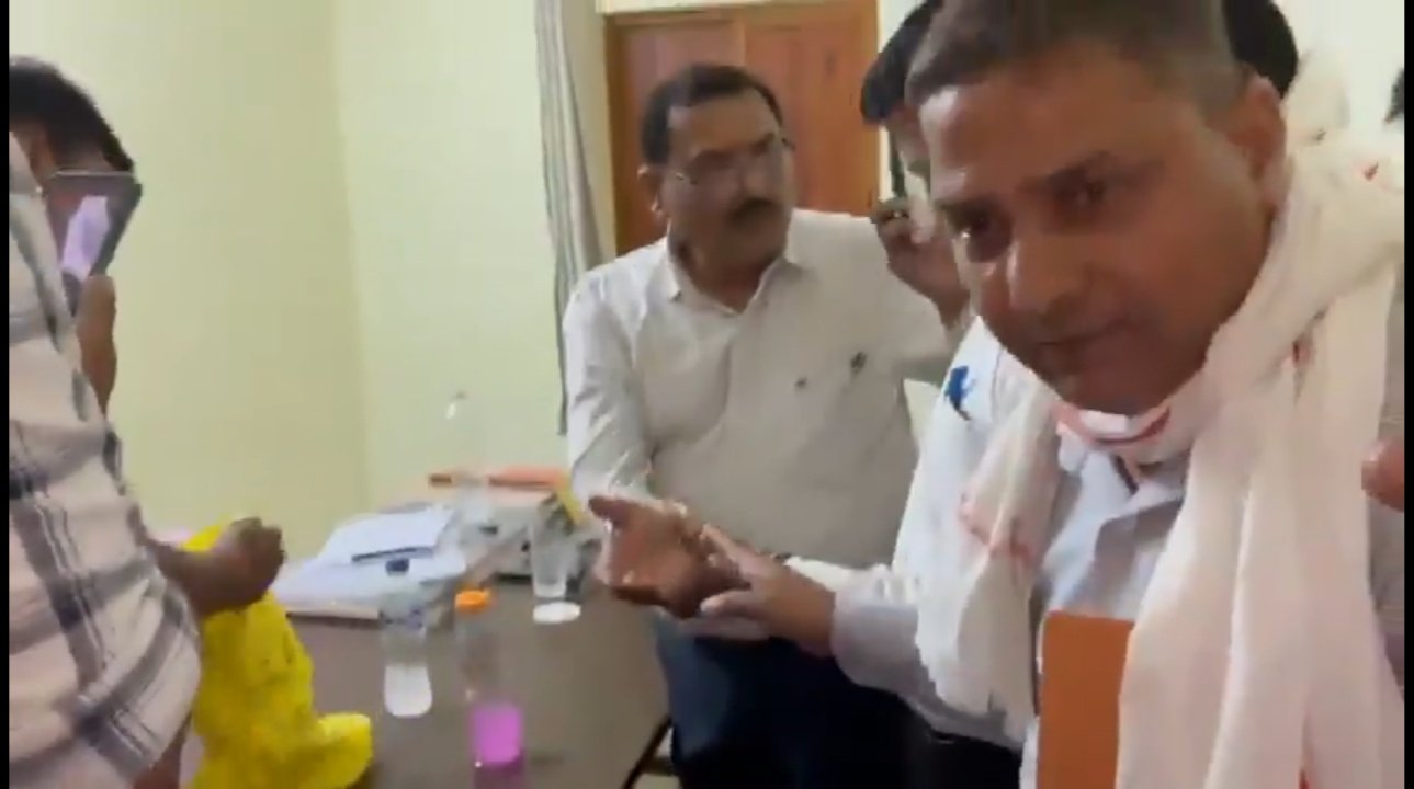 Bribery disclosure in Prayagraj: The cashier of the Public Works Department arrested red handed taking a bribe of 20 thousand