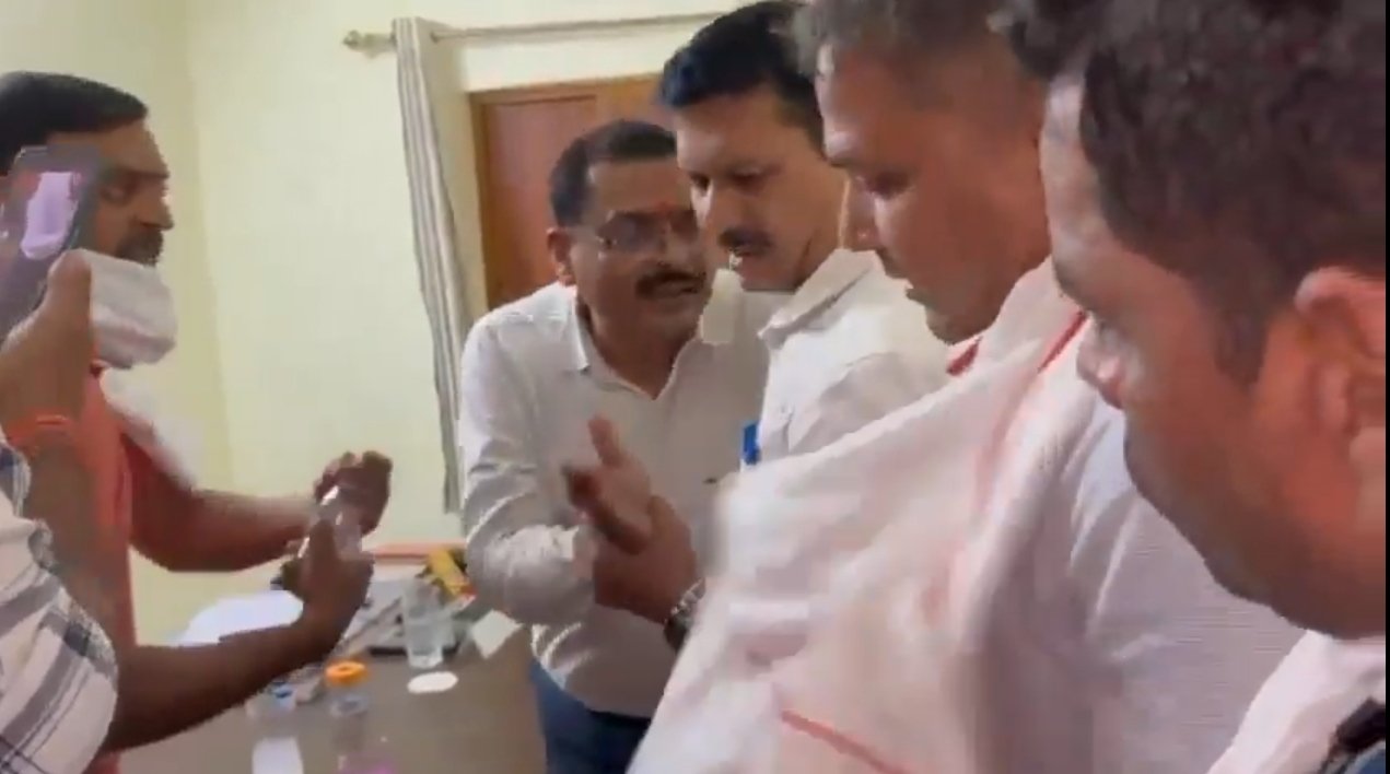 \#प्रयागराजसमाचार #लोकनिर्माणविभाग #रिश्वतकांड #एंटीकरप्शनटीम #भ्रष्टाचारविरोधी #पीडब्ल्यूडीघूस #घूसखोरीगिरफ्तारी #सतर्कनागरिक \#PrayagrajNews #PWDBriberyCase #CashierCaughtRedHanded #AntiCorruptionAction #BriberyInPWD #AntiCorruptionTeam #CorruptionInGovernment #UPNews