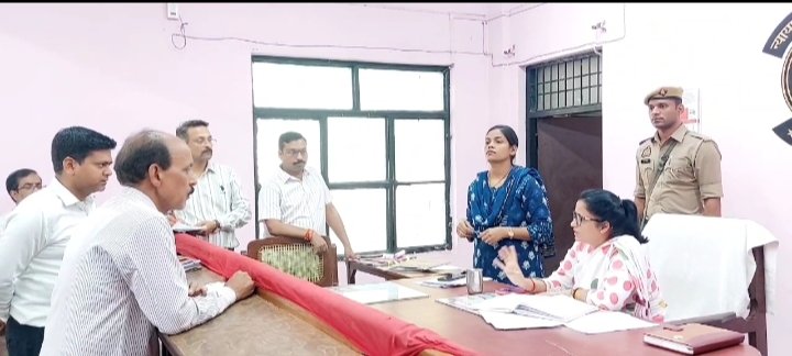 DM conducted surprise inspection of Sadar Tehsil Courts, resentment over negligence in online upload of letters