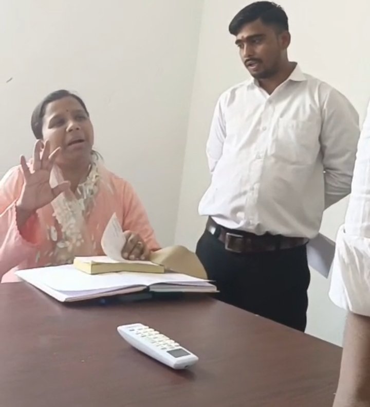 Uncomfortable with the questions of journalists, EO Pramita Singh walked up from the office, the issue of dirt and drainage raised in the Nagar Panchayat Board meeting ... See Video