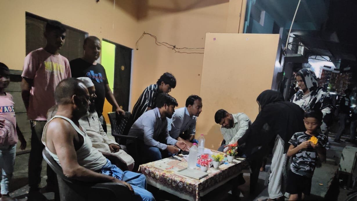 "Night blood survey" got new energy in Nazirpura Eastern, Councilor Shakeel Mirza himself held a torch of health workers, blood sample of 136 people