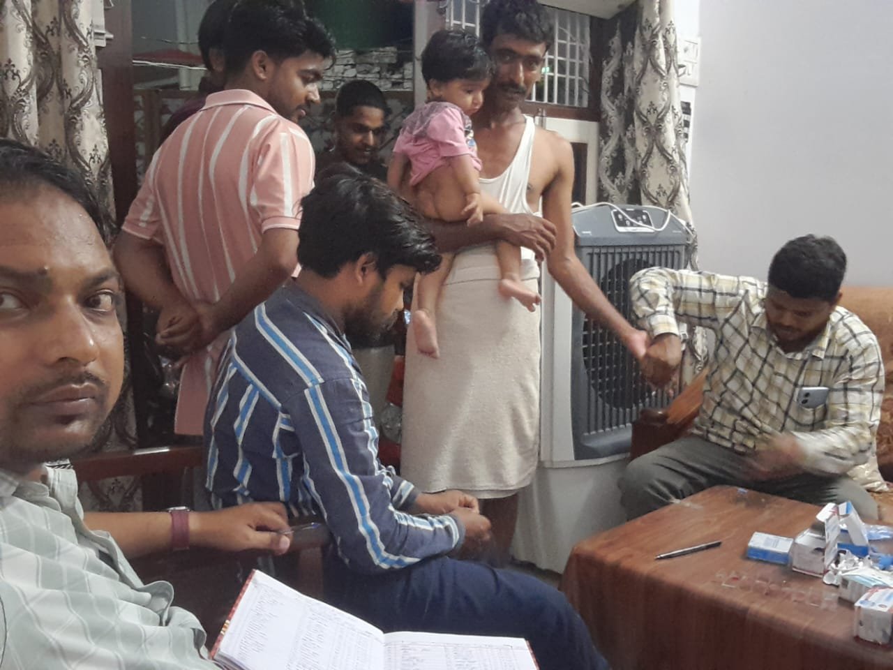 "Night blood survey" got new energy in Nazirpura Eastern, Councilor Shakeel Mirza himself held a torch of health workers, blood sample of 136 people