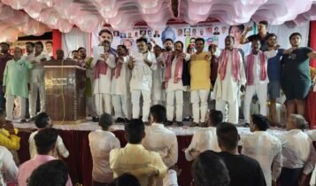 Socialists played election Ranbheri, the slogan of "SP's government in 2027" at the booth level conference in Payagpur